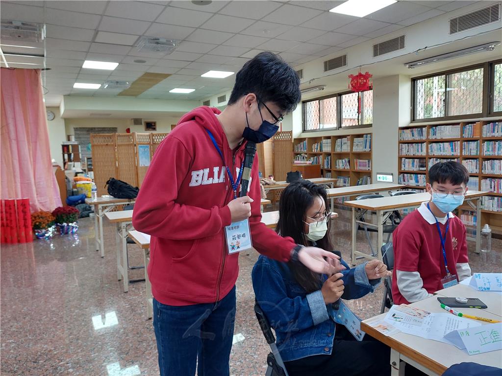 小隊輔在課程活動中分享拿到的三好卡牌內容。.jpg