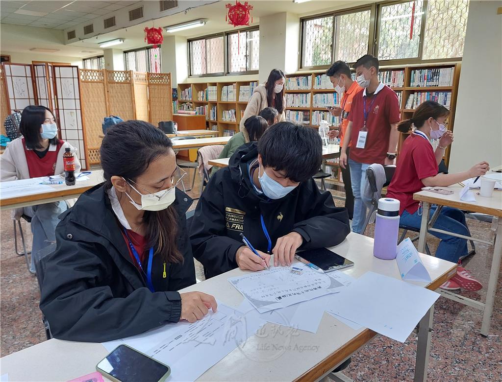 小隊輔兩人一組認真討論即興創作「與佛陀的十個約定」。.jpg