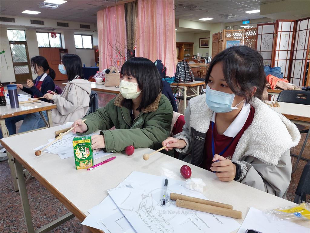 小隊輔於「環保樂器」認真學習課敲打節奏，以期給冬令營學員最好的引導與示範。.jpg