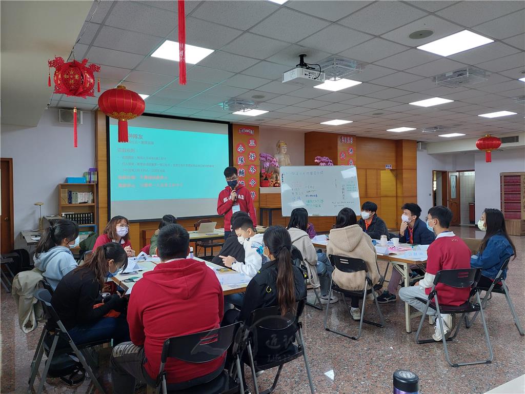 南華大學三好社社長莊閎棋分享自己帶隊的經驗，以及營隊中各種注意事項，小隊輔們認真學習，收獲滿滿。.jpg