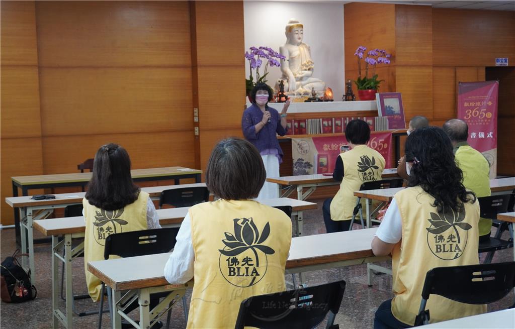 芳苑民宿代表詹桓宜，感謝美好的因緣能獲贈《獻給旅行者365日》，希望旅客與這本書結緣，從中得到光明與力