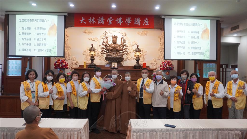 佛光幹部獻花感謝妙光法師，大家歡喜合影。.jpg