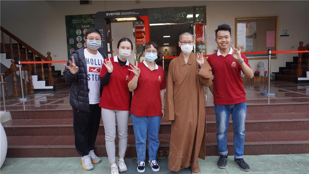 大林青年團與妙光法師(右二)歡喜合影。.jpg