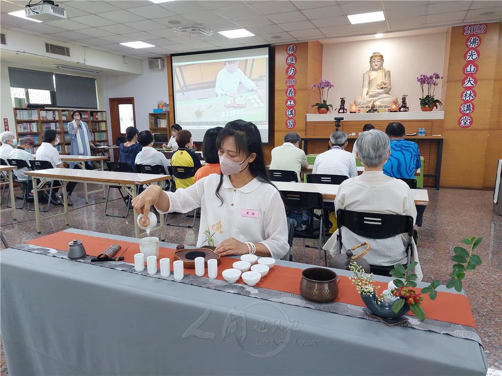 茶師示範茶道儀軌，每個泡茶的步驟都在收攝身心，體現茶與禪合一的境界。.jpg