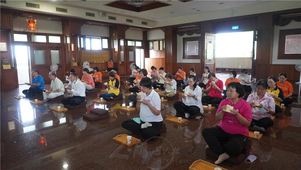 茶禪點心時間，如吉法師引導大家口含葡萄乾，感受葡萄乾與身體合而為一，專注的感受食物的味道，透過自我覺