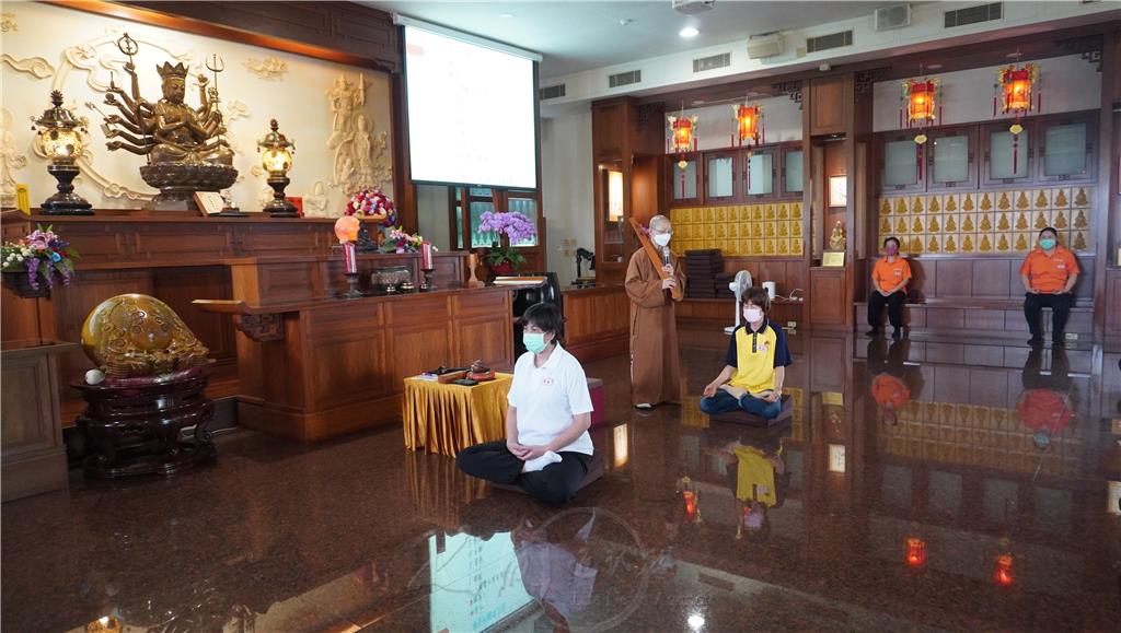 如吉法師指導禪坐的要領，並請兩位學員示範。.jpg