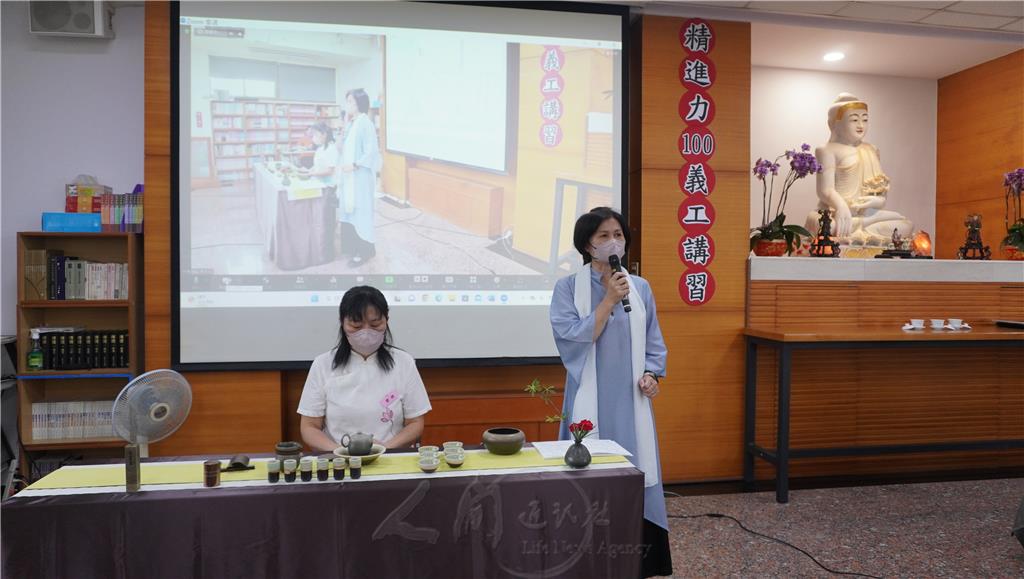 「禪與茶道生活」課程由茶道老師黃玉娟帶領7位茶師示範茶道儀軌，每個泡茶的步驟都在收攝身心，體現茶與禪