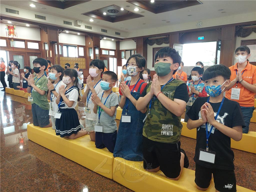 小朋友於閱課中唱誦〈悉發菩提心〉，虔誠的禮拜，並一起念誦〈為佛光兒童祈願文〉祝禱，祝福每位小朋友都能