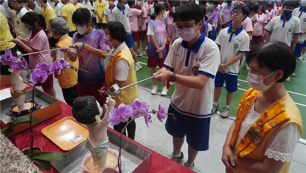 於莊嚴的〈浴佛偈〉梵唄聲中，大林國中考生們依循義工的引導浴佛、發願、虔誠祝禱。.jpg