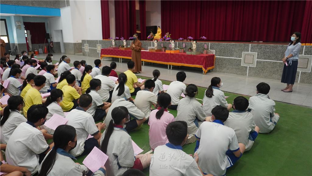 如君法師在祈福法會前，勉勵考生們面對壓力與困難，一定要有像佛陀一樣的信心，相信經由自己的努力，一定能