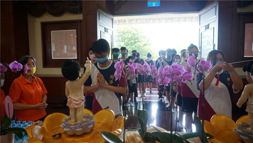 於莊嚴的〈浴佛偈〉梵唄聲中，同濟中學考生們依循義工的引導浴佛、發願、虔誠祝禱。.jpg