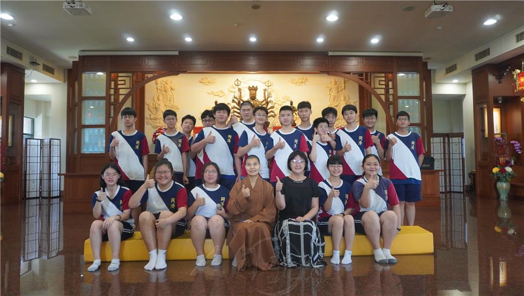 同濟中學考生祈福法會圓滿，大眾於佛前歡喜合影。.jpg