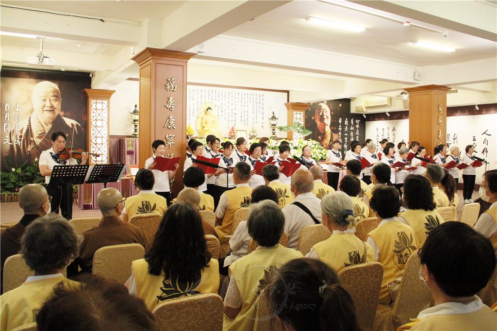 大林講堂佛光合唱團〈晨禱〉、〈師父頌〉。.jpg