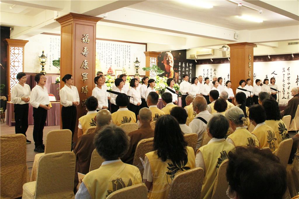 圓福佛光合唱團〈祈求〉、〈快皈投佛陀座下〉。.jpg