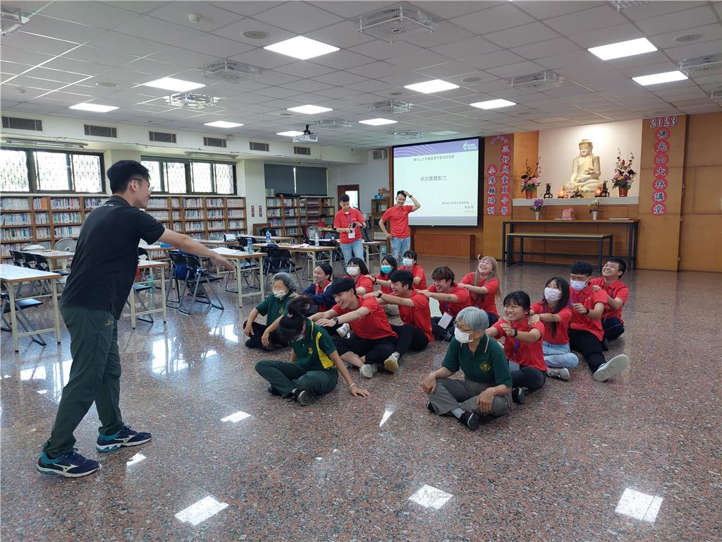 崇仁護專童軍社團指導老師林俊孝，在團體動力學課程中示範利用遊戲凝聚團體共識，啟動團體動力。.jpg