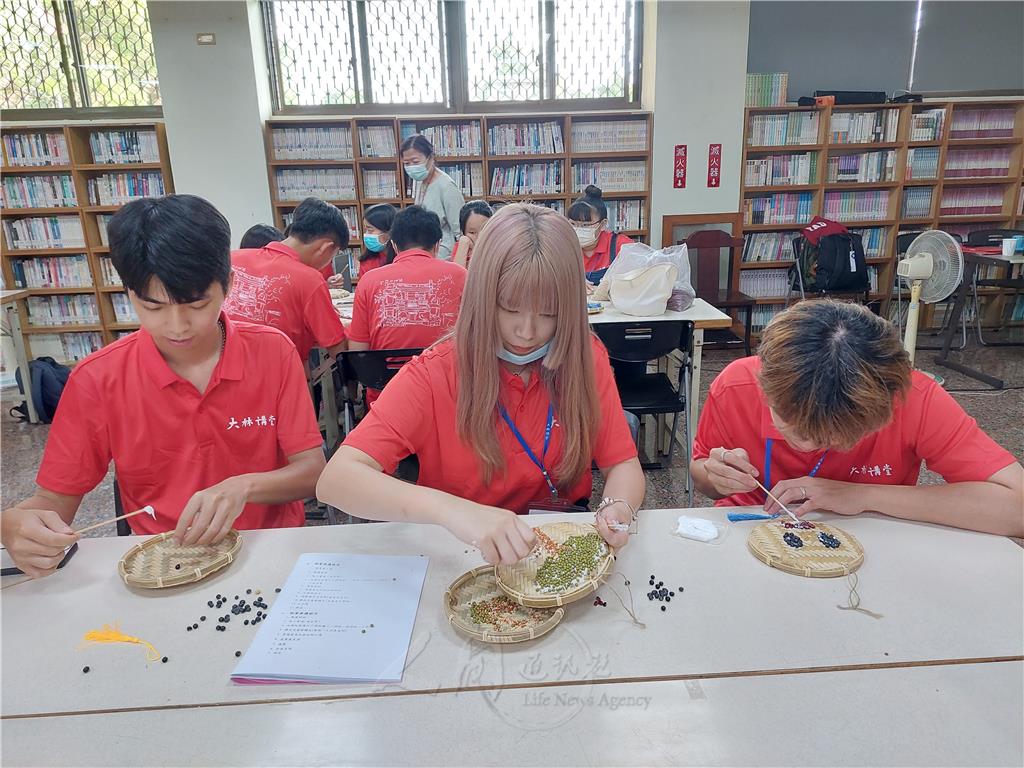 小隊輔們認真學習並完成用豆子創作一幅豆子畫的模板作品，為營隊課程擔任小老師準備。.jpg