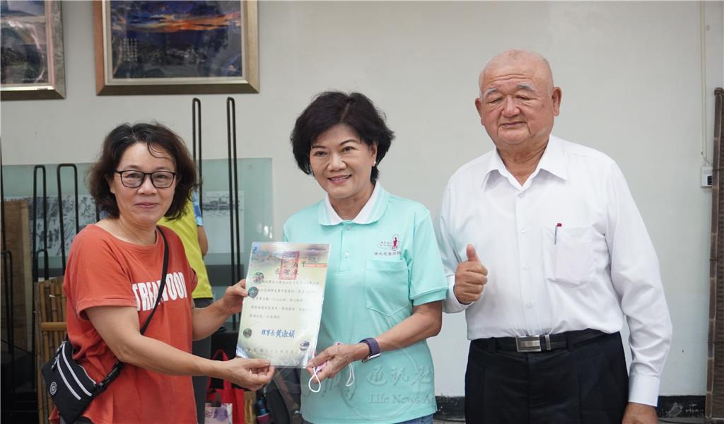 太平村社區發展協會理事長黃淑娟(左)與太平村長嚴清雅(右)頒贈獎狀感謝-佛光山慈悲基金會辦理義診與義剪關