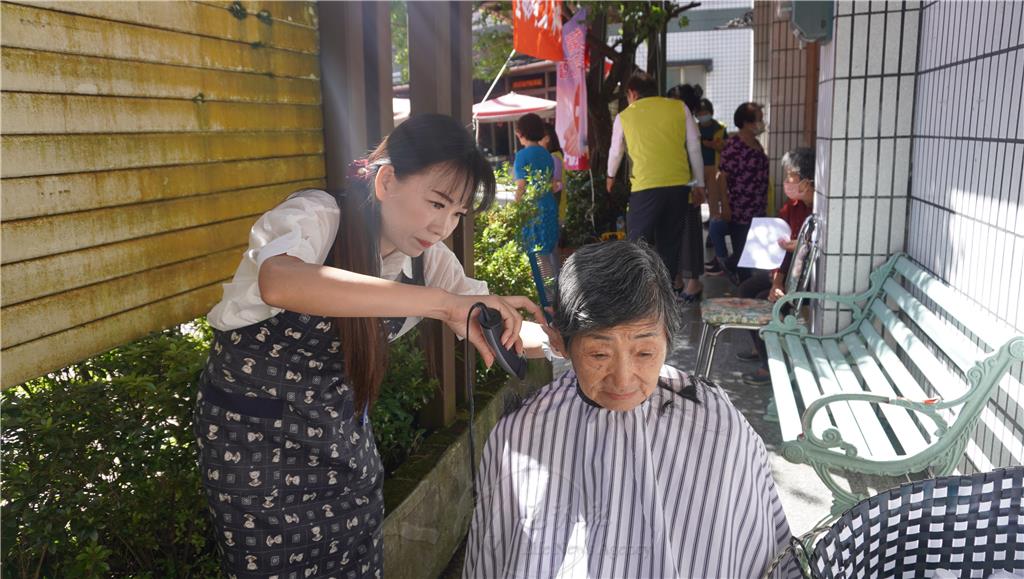 大林鎮民代表陳慧琴很歡喜受邀擔任義剪美髮師，正專注為村民義剪。.jpg