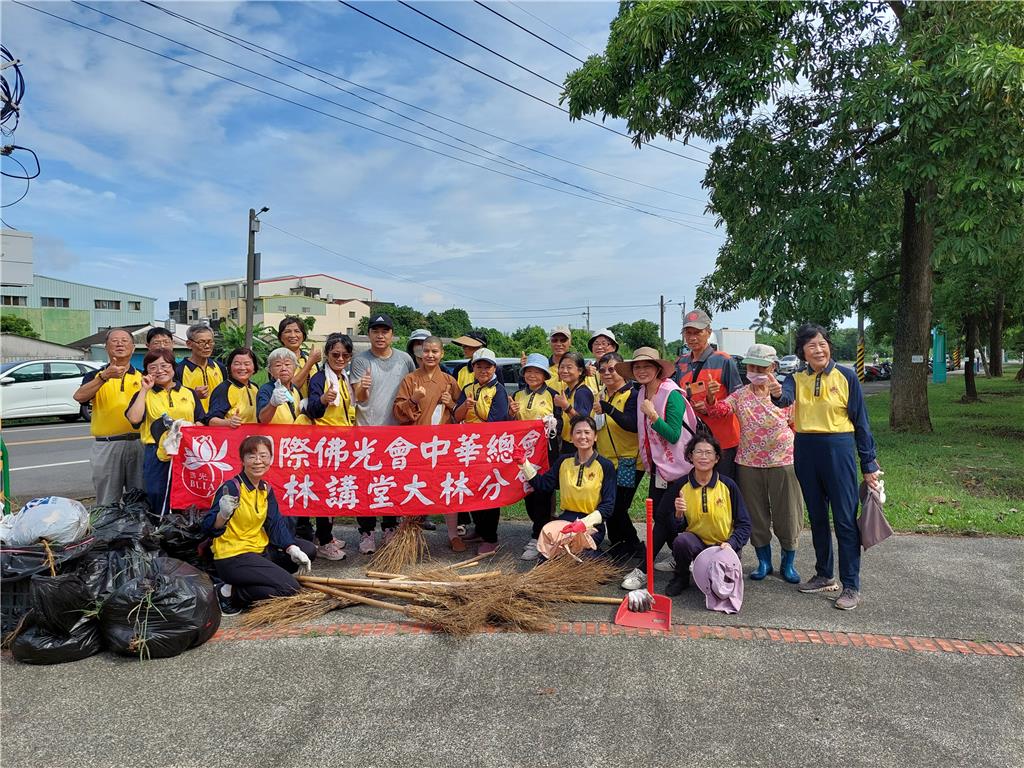 佛光山大林講堂9月2日舉辦大「大林運動綠廊環保愛鄉淨社區活動」，大林分會義工們歡喜合影。.jpg