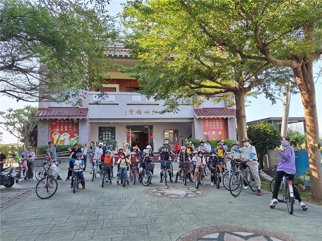 大林佛光童軍團12月10日舉辦「大林自行車道親子騎車趣」活動，出發前大家在大林講堂前歡喜合影。.jpg