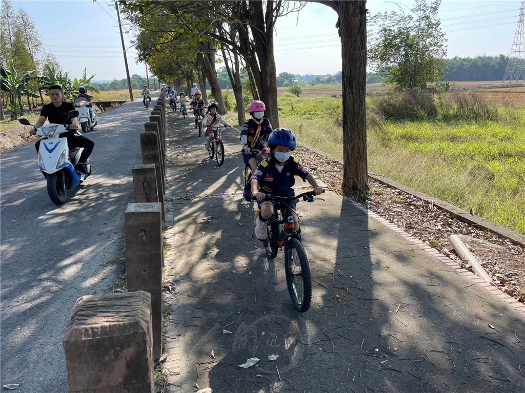 在家長交通義工的引導下，各小隊依序前進，40輛自行車井然有序的進入大林自行車道。.jpg