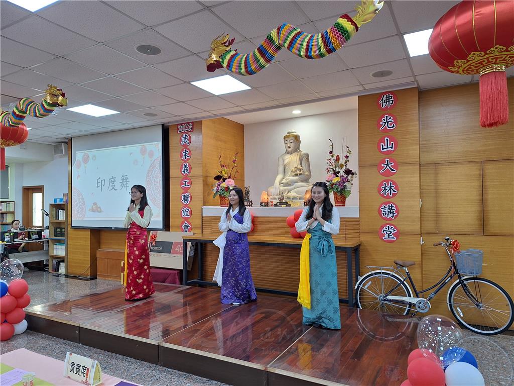 3位來自印度拉達克的南華大學學生，特別穿上印度家鄉傳統的服裝，以印度舞蹈供養大眾。.jpg