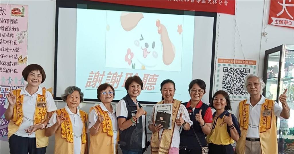 平林里里長葉秀齡(左4)頒發感謝狀給國際佛光會世界總會檀講師陳璿宇(右4)，並與大林分會會長劉兢苗(右3)與