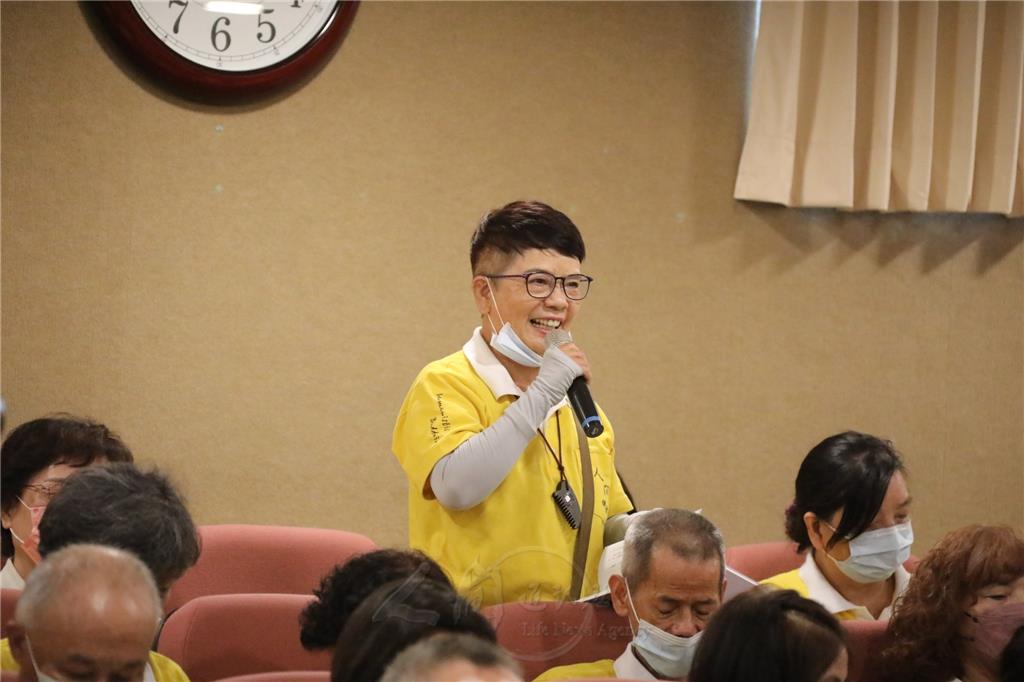 惠中寺林燕芬分享，他信受奉行「佛光三昧修持法」，每日禮佛千拜，室內縈繞異香。.jpg
