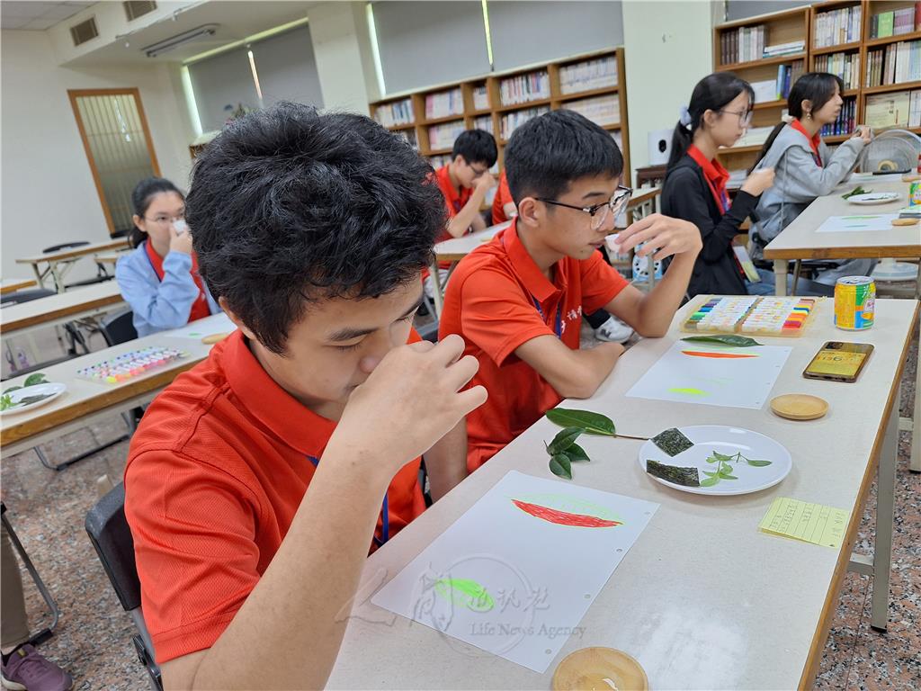 小隊輔練習以五感體驗賞茶、品茶，專注當下的每個動作，體驗茶禪一味的精神。.jpg