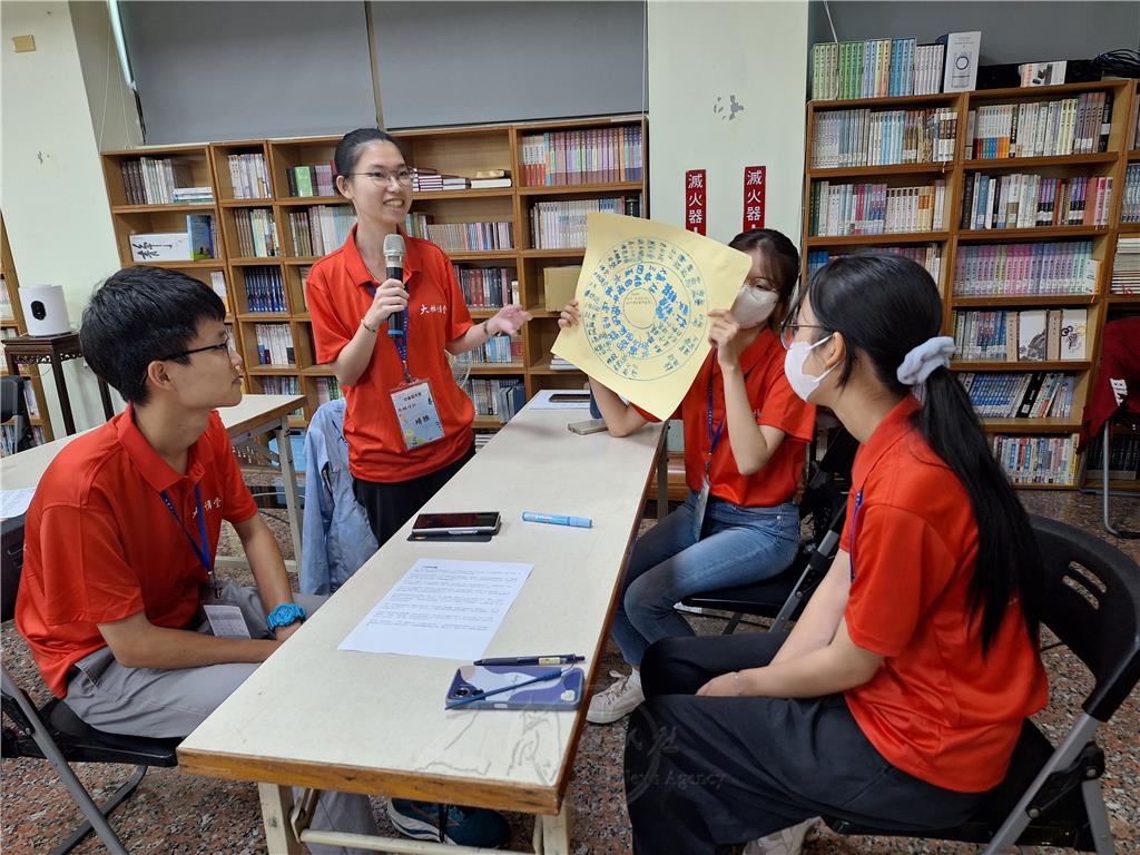 「青年論壇」課堂中，以分組討論方式，運用標靶式思考，引發青年的集體創作及創意發想。.jpg