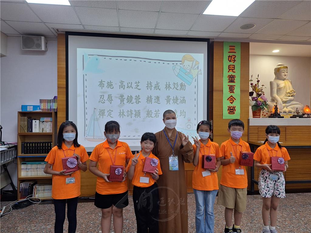 結業典禮中，如君法師與榮獲優秀個人獎的六位小朋友歡喜合影。.jpg
