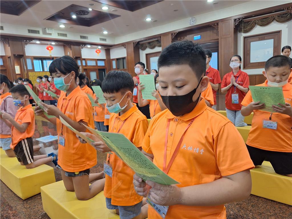 晚課時間，小朋友專注跟著法師一起恭讀佛光山開山祖師星雲大師〈為佛光兒童祈願文〉。.jpg