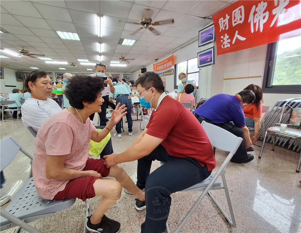 嘉義縣私立活力優居家長照機構執行長同時也是佛光青年的劉雨濤(右1)，為偏鄉長者提供專業物理治療服務。.jp