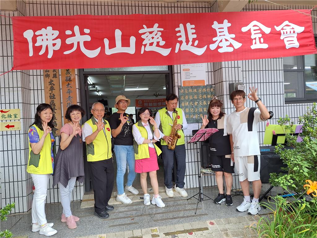 長期擔任義診團隊義工的陳志裕(左4)聯合專業人士，邀請嘉義藝文深耕協會會員演奏薩克斯風共襄盛舉，為義診