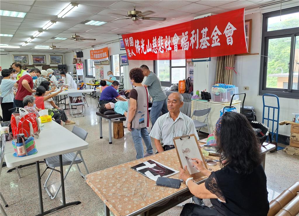 畫家詹?淇為義診現場民眾素描。.jpg