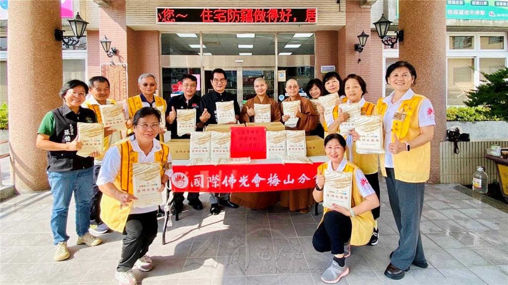 佛光山大林講堂監寺如君法師(左6)、妙寂法師率領國際佛光會中華總會梅山分會會員至梅山鄉公所，贈送吉祥公