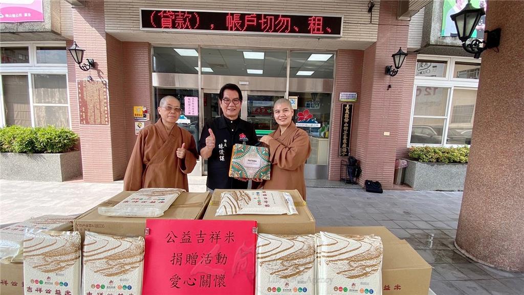 鄉長林俊謀感謝國際佛光會梅山分會善心義舉捐贈吉祥米，協助賑災米糧發放，讓鄉民感受到關懷。.jpg