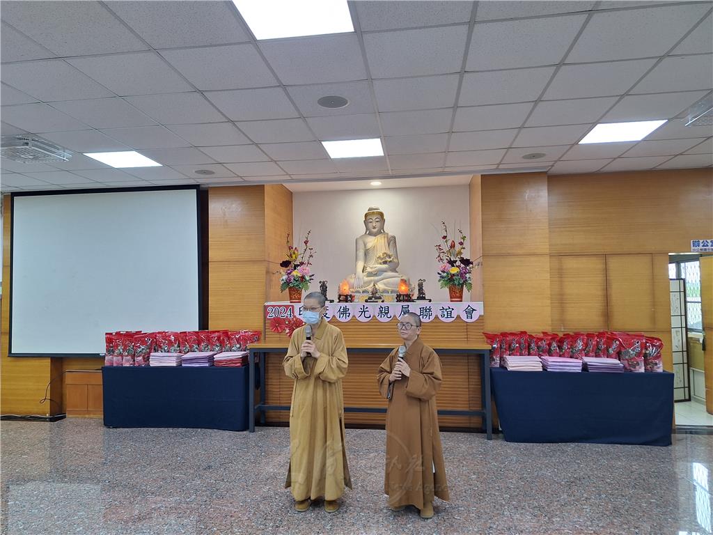 佛光山圓福寺與大林講堂住持覺禹法師(左)特別蒞臨歡迎會，向印度佛光家屬表達感謝與祝福，印度如堅法師（右