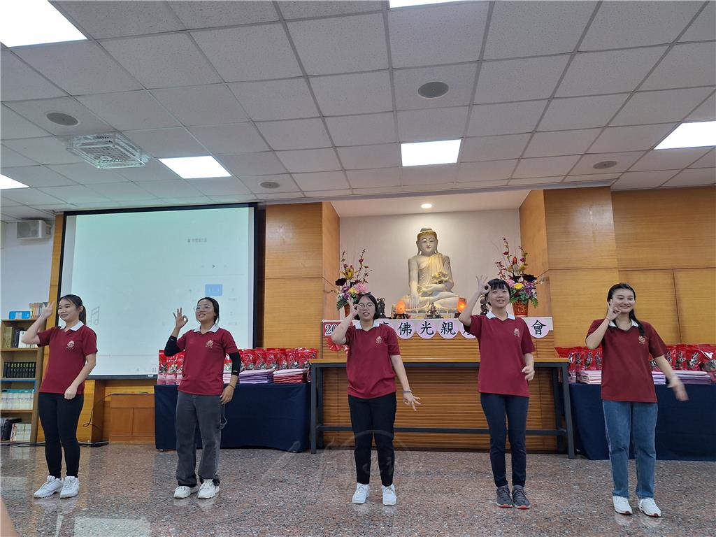 大林佛光青年團獻上〈三好歌〉與〈星期五晚上〉唱跳節目，展現佛光青年的活力與熱情。.jpg