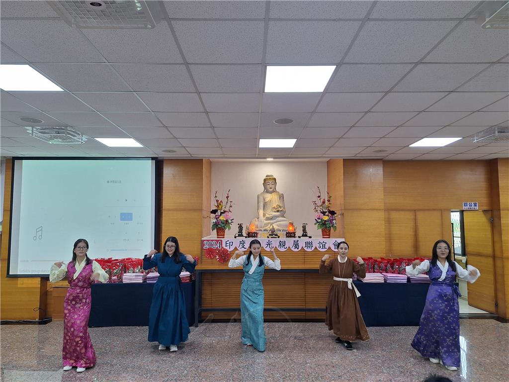 5位南華大學印度學生穿著印度傳統服裝跳印度舞，歡迎印度佛光眷屬的到來。.jpg