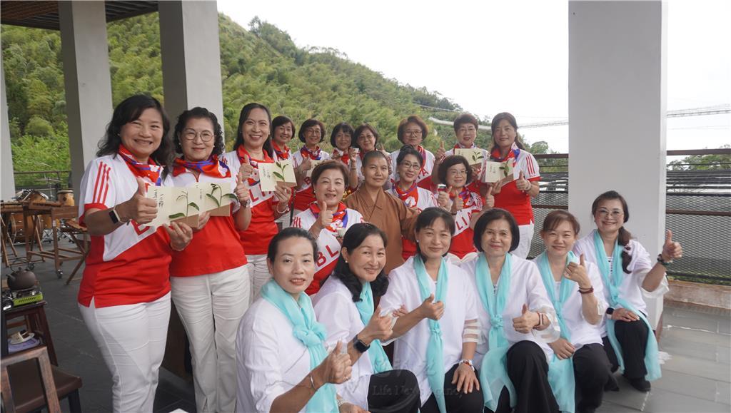 國際佛光會中華總會知賓講師團「行禪之旅」，於太平洋遊客中心歡喜合影。.jpg
