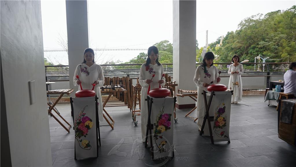 3人吉祥鼓團隊，演奏撫慰心靈的樂曲，樂聲悠揚，令人宛若置身於雲霧繚繞的仙境，禪意盎然。.jpg