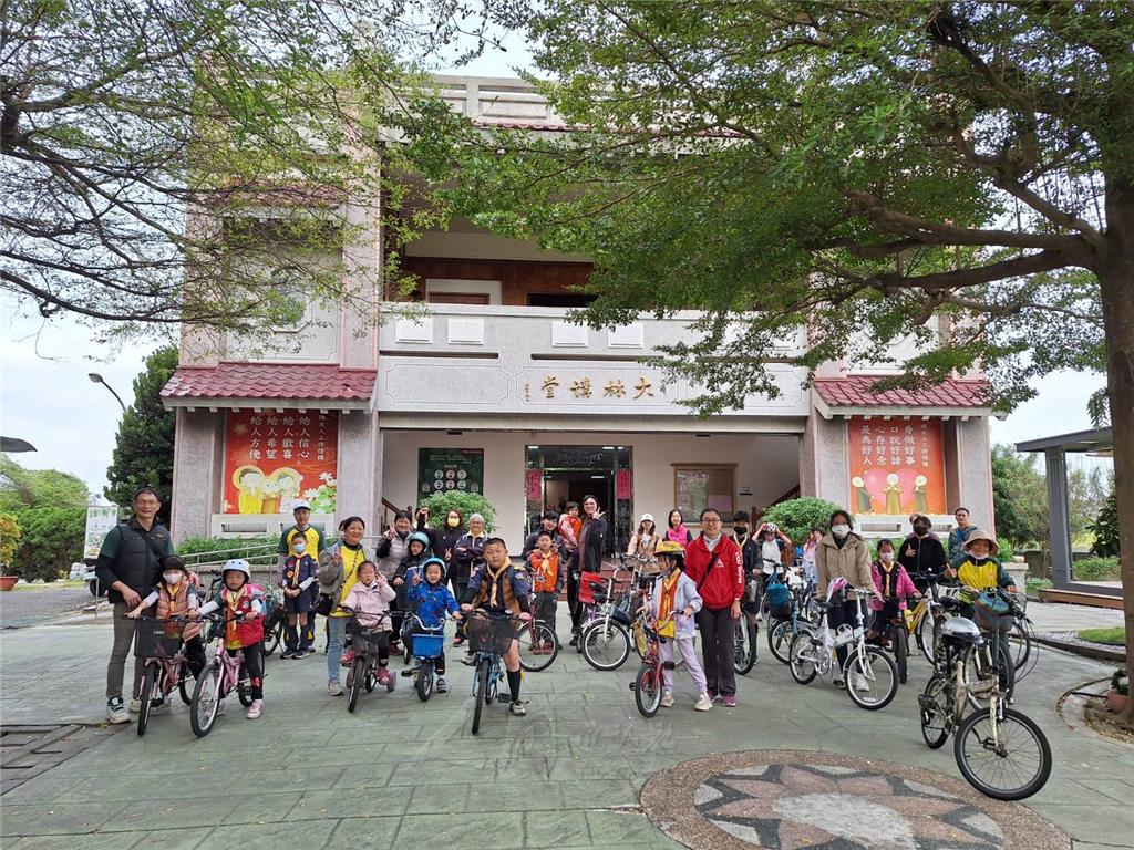 大林佛光童軍團於12月8日舉辦「親子鐵馬行暨蜜蜂生態體驗活動」，一大早，大小童軍與家長40餘人，牽著自行
