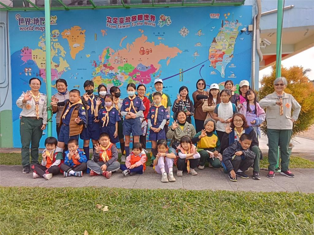 走入以諸羅樹蛙特色教學的社團國小校園，滿滿的樹蛙意象映入眼簾，在「立足台灣放眼世界」大地圖前歡喜合影
