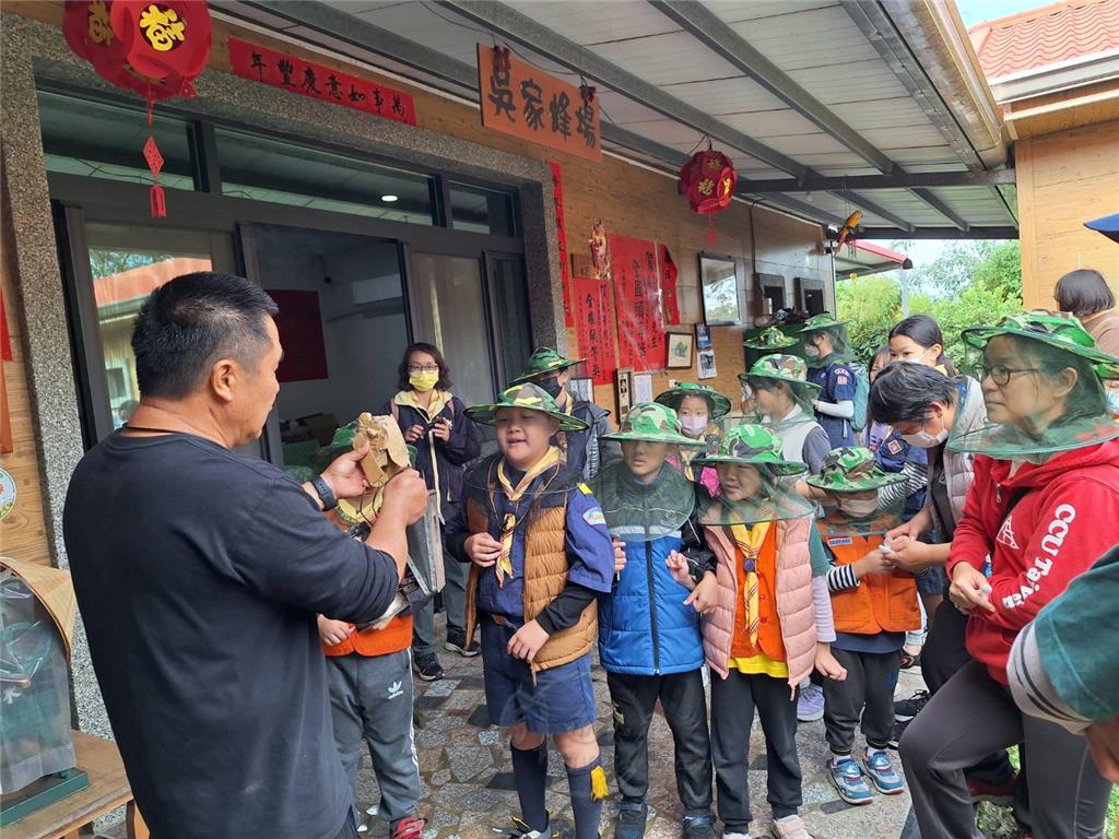 吳家養蜂場場主吳景煌以專業而風趣的導覽，帶領大家了解蜜蜂的生態奧秘。.png