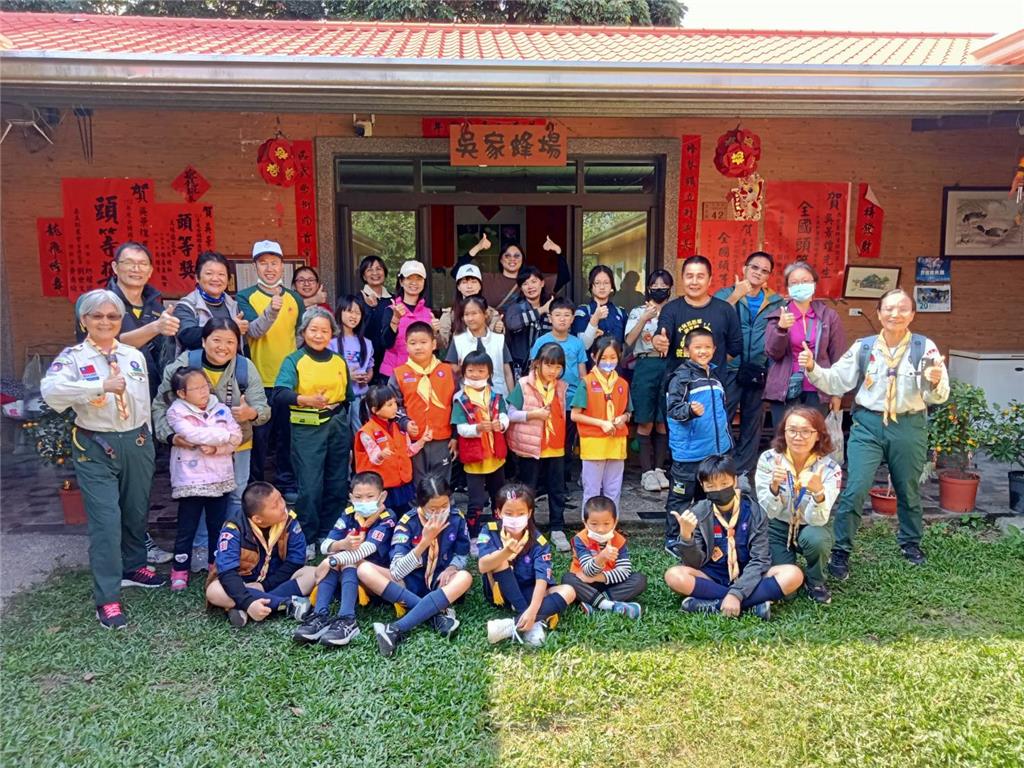 全體童軍及家長們與養蜂場場主吳景煌(後排右4)合影，感謝他的熱情招待與專業講解。.png