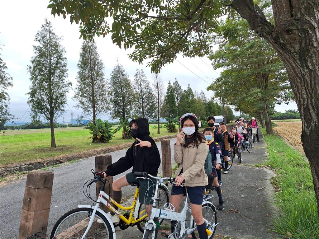 自行車隊沿著平坦筆直、環境清幽的大林自行車步道緩緩前行。.png