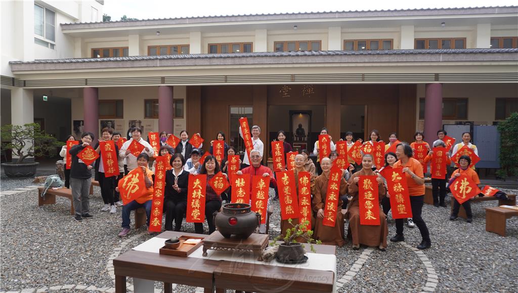 2024年冬至，南華大學百萬人興學紀念館攜手大林講堂，邀請書法家王素芳揮毫，茶道老師黃玉娟設茶席，打造一