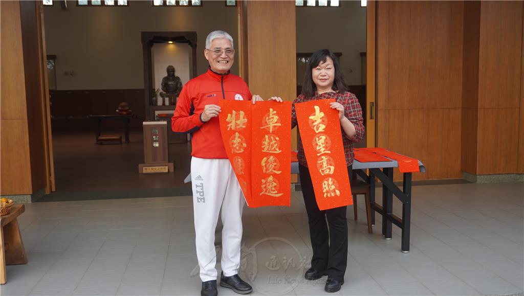 王素芳老師(右)為南華大學高俊雄校長(左)題寫了嵌入名字的春聯書法〈吉星高照〉〈卓越俊逸〉〈壯志雄心〉，