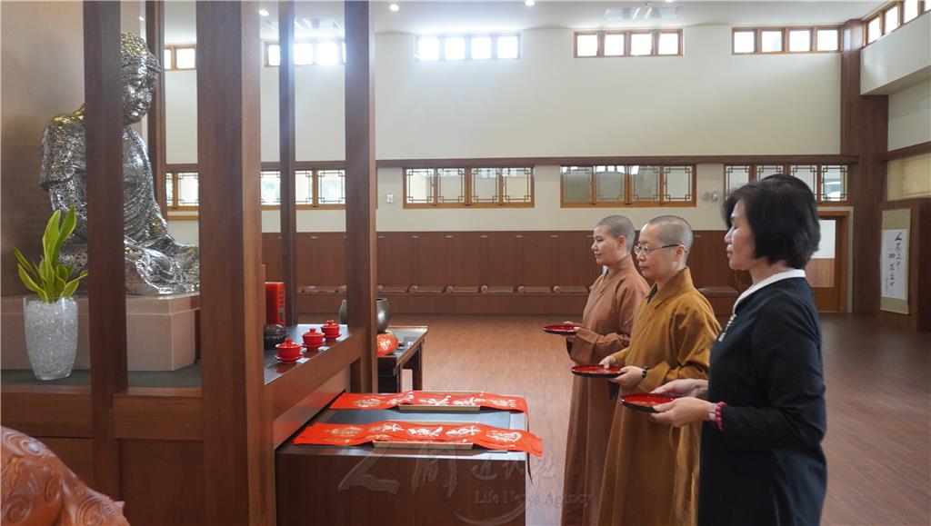 妙謙法師(中)、如君法師與茶道老師黃玉娟在活動中於佛前供茶。.jpg